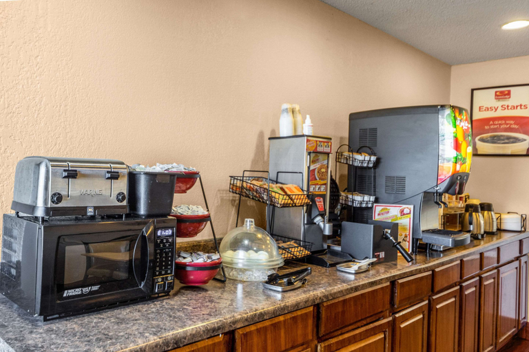 Others 5, Econo Lodge Meridian South, Lauderdale