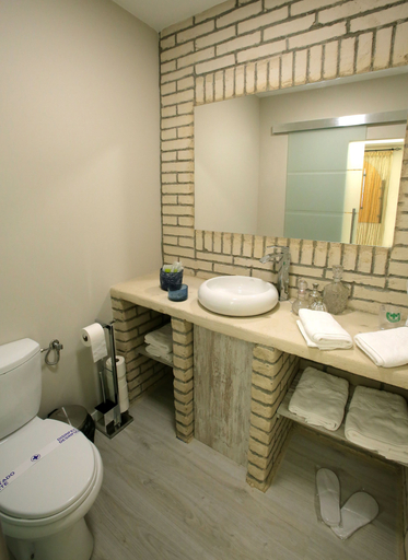 Bathroom 5, Hotel Castillo Bonavia, Zaragoza