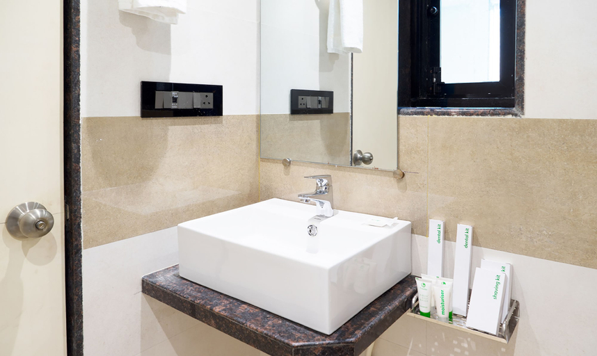 Bathroom 4, Treebo Olive Inn Near Bkc, Mumbai Suburban