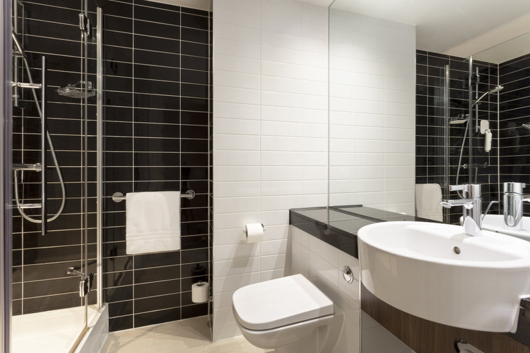 Bathroom 4, Holiday Inn Express Dunstable by IHG, Central Bedfordshire