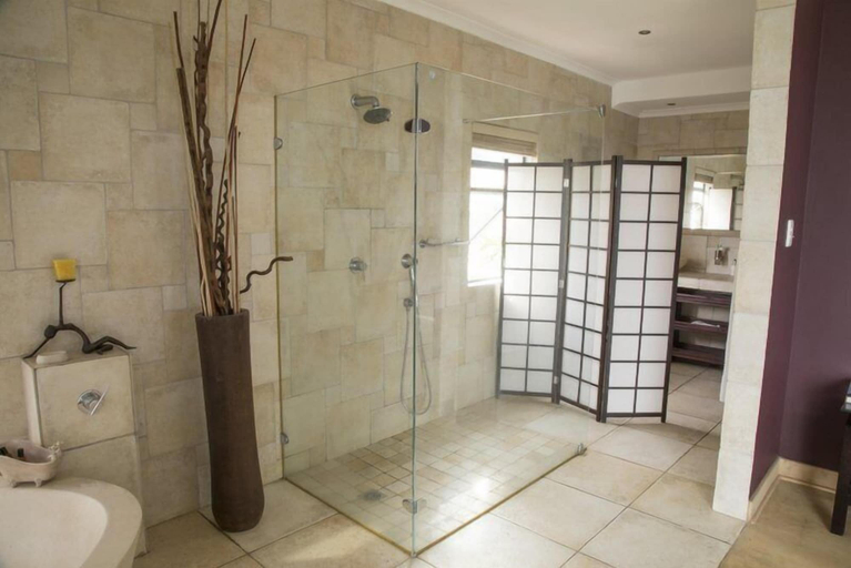 Bathroom 5, Misty Blue Bed and Breakfast, eThekwini