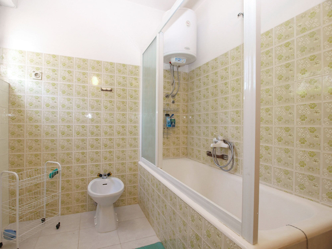 Bathroom 3, Apartment 686, Pula