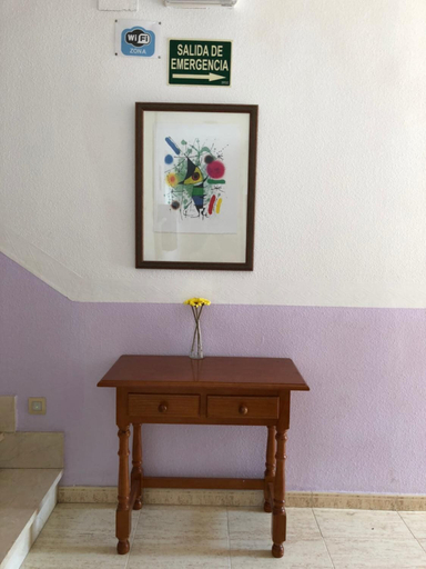 Others 5, Hostal 82, Toledo