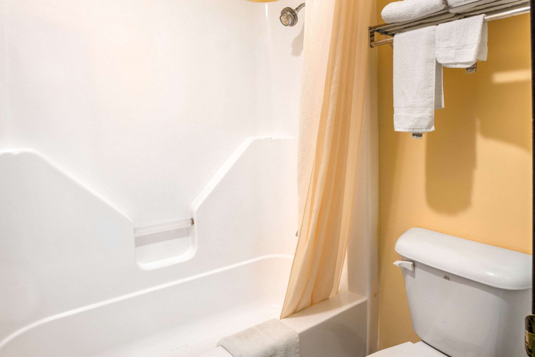 Bathroom 4, Econo Lodge Rolla I-44 Exit 184 Near Missouri University of Science and Technology, Phelps