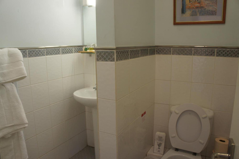 Bathroom 5, Athena Guest House, Oxfordshire