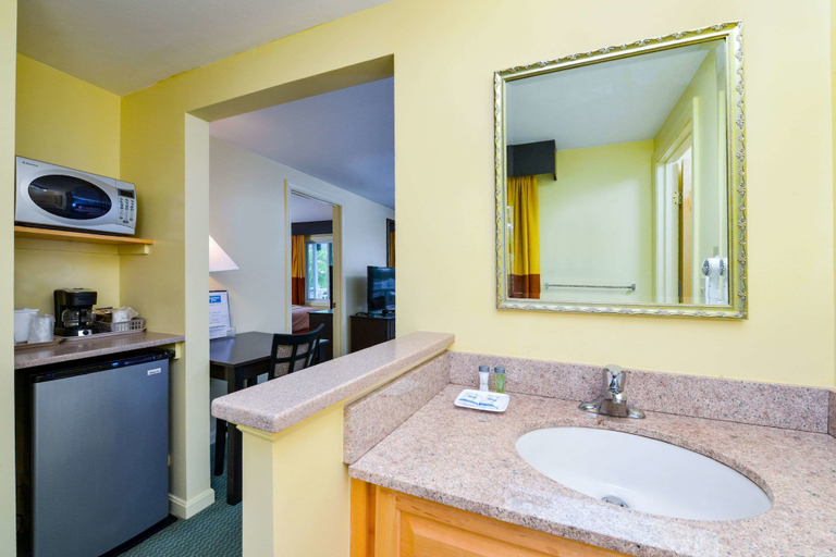 Bathroom 4, Rodeway Inn Orleans - Cape Cod, Barnstable