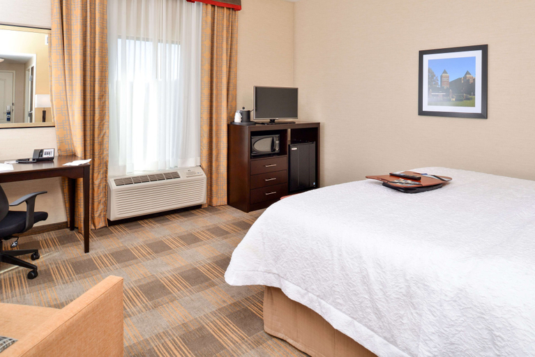 Bedroom 3, Hampton Inn & Suites California University-Pittsburgh, Washington