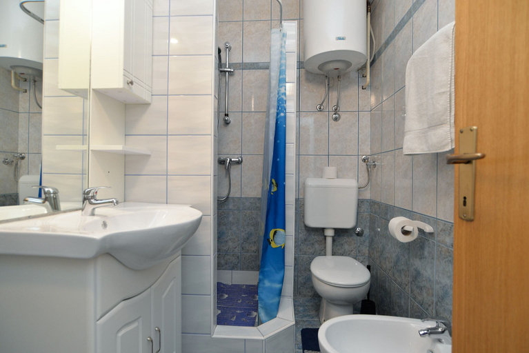 Bathroom 3, Apartments Tanja 100, Pula
