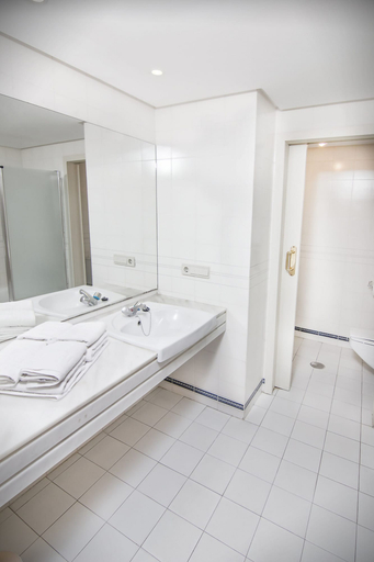 Bathroom 4, Park Plaza Suites Apartamentos, Málaga