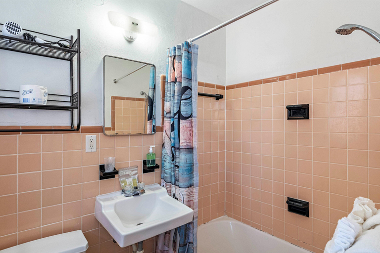 Bathroom 5, Malibu Resort Motel, Pinellas