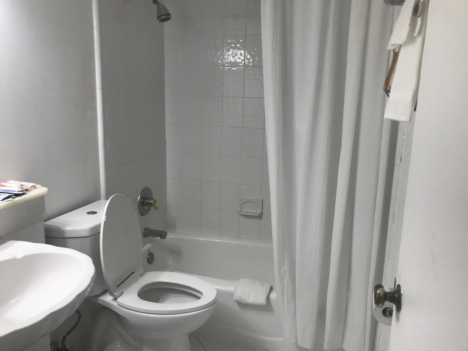 Bathroom 4, Alamar Resort Inn, Virginia Beach