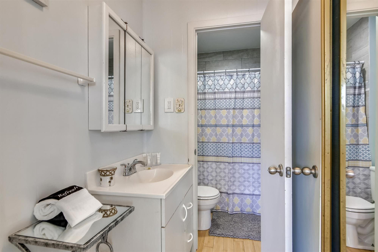 Bathroom 3, Bermuda Escape, Galveston