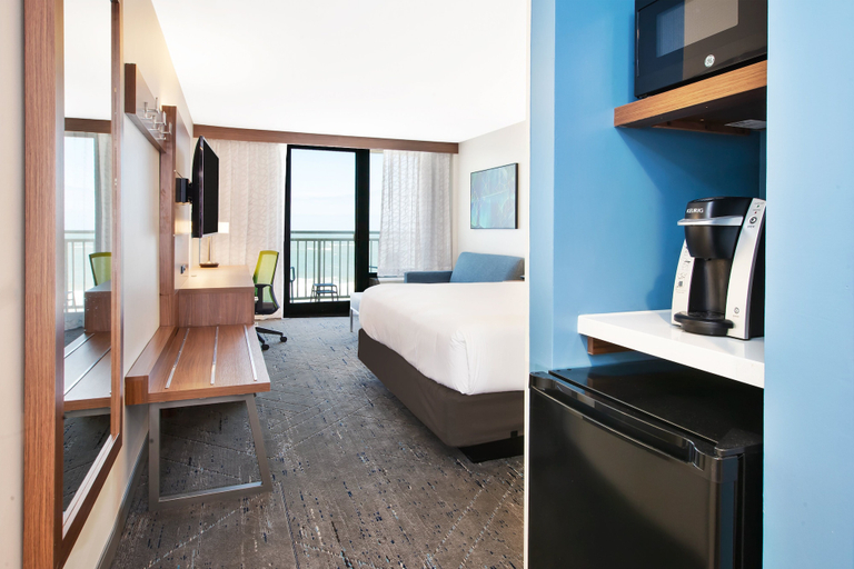 Bedroom 5, Holiday Inn Express & Suites VA BEACH OCEANFRONT, Virginia Beach