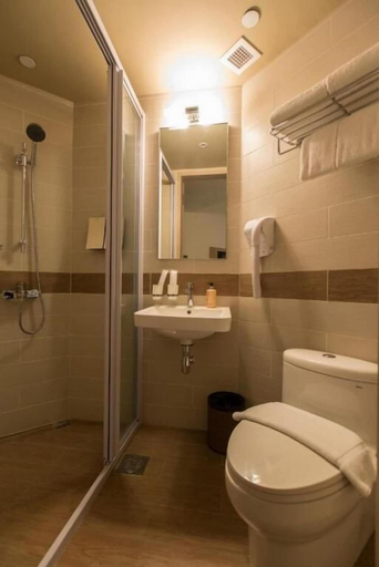 Bathroom 5, Four Points by Sheraton Singapore, Jurong, Singapura