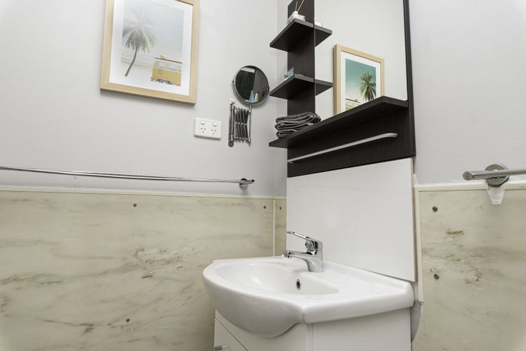 Bathroom 2, Bald Hills Motel, Bald Hills