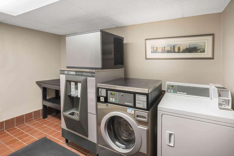 Bathroom 5, Baymont by Wyndham Murfreesboro, Rutherford