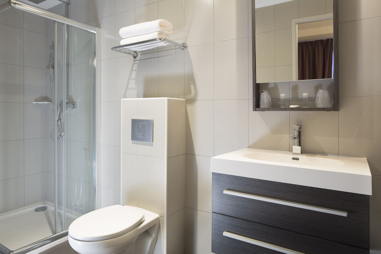 Bathroom 4, Executive Hotel Paris Gennevilliers, Hauts-de-Seine