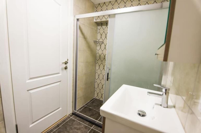 Bathroom 3, Little Gemin, Merkez