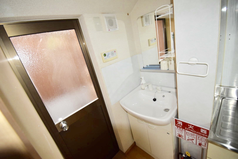 Bathroom 4, Kumoi Jurakumawari, Kyoto