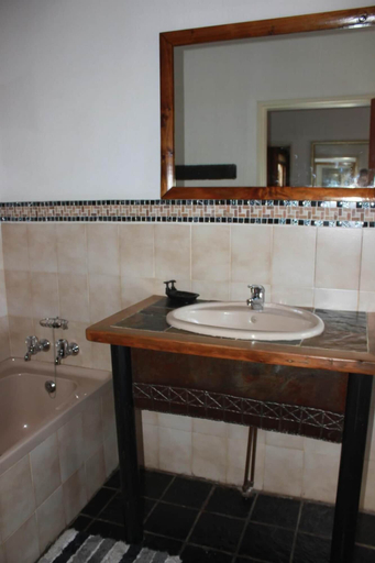 Bathroom 3, Gorgeous Gecko Guesthouse, Waterberg