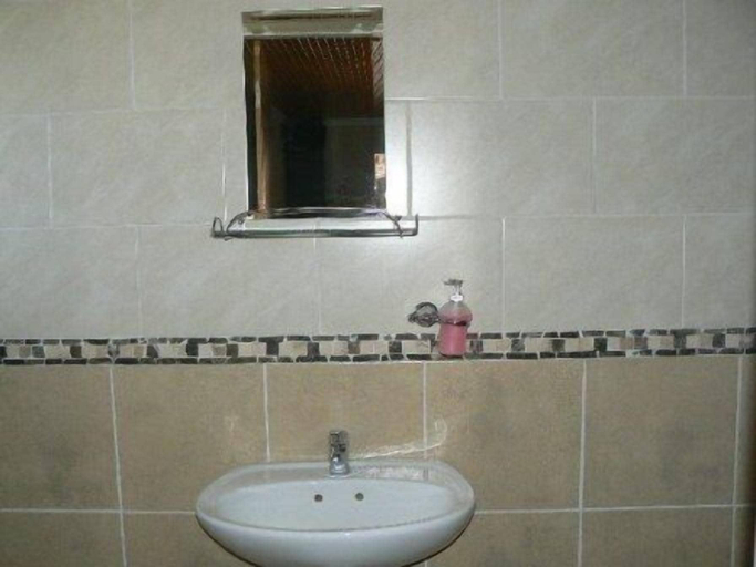 Bathroom 3, Skietberg Lodge, Pixley ka Seme
