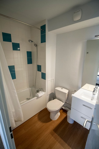 Bathroom 3, KOSY Appart’Hôtels – Le Champ de Mars, Marne