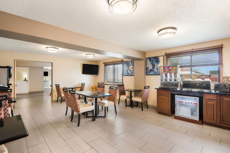Food & Drinks 5, Best Western Mt. Pleasant Inn, Henry