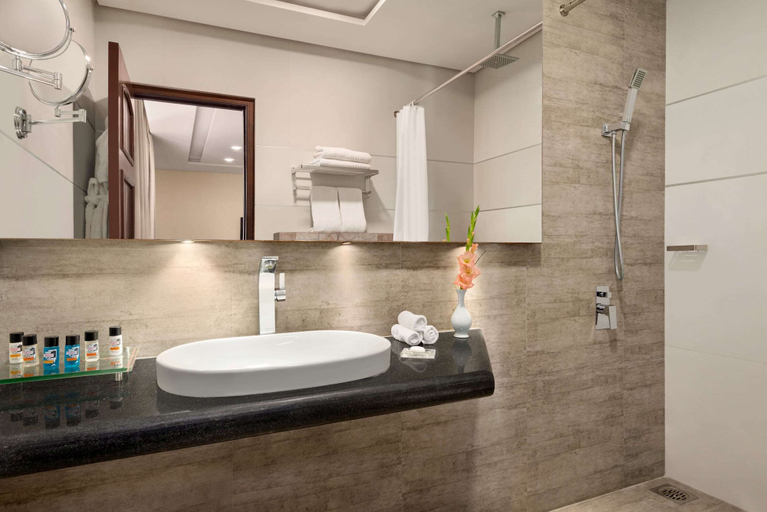 Bathroom 5, Ramada By Wyndham Lahore Gulberg II, Lahore