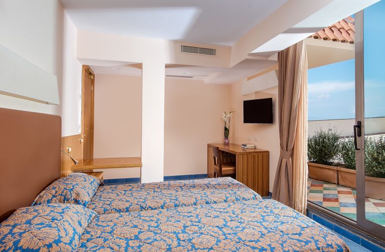 Bedroom 4, Grand Hotel Due Golfi, Napoli