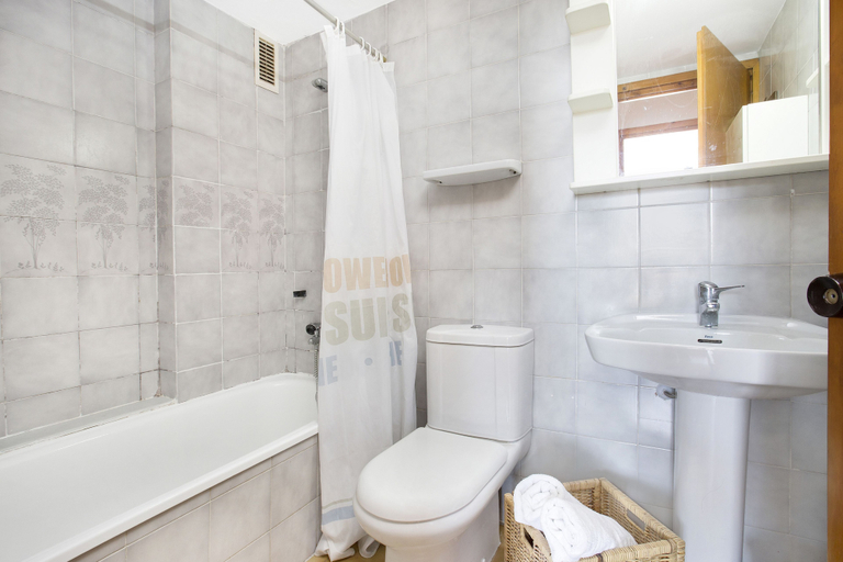 Bathroom, Apartment Paradís Park, Girona