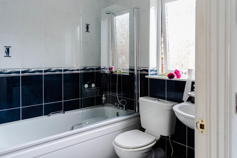 Bathroom 3, Amica Guesthouse, Belfast