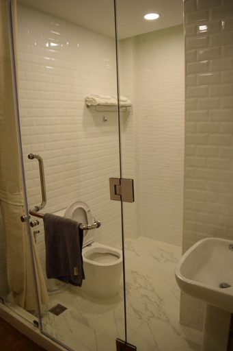 Bathroom 4, Buakham Rim Khong, Chiang Saen