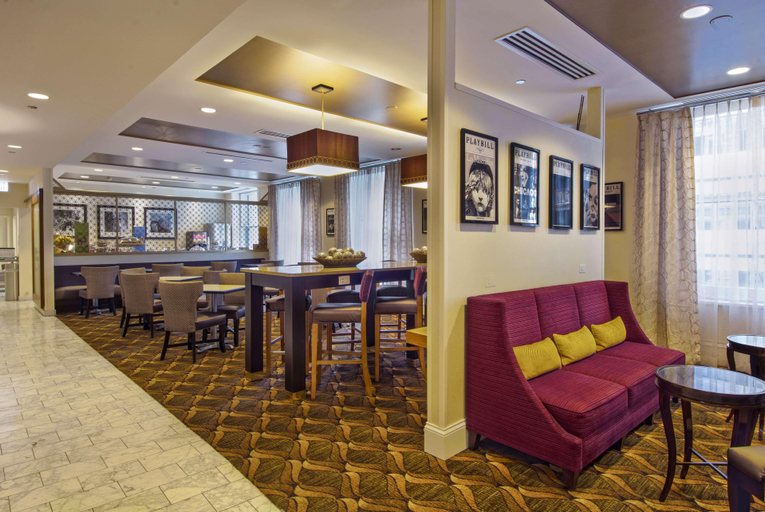 Food & Drinks 5, Hampton Inn Majestic Chicago Theatre District, Cook
