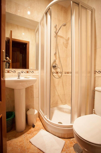 Bathroom, Hostal Sant Jordi, Girona