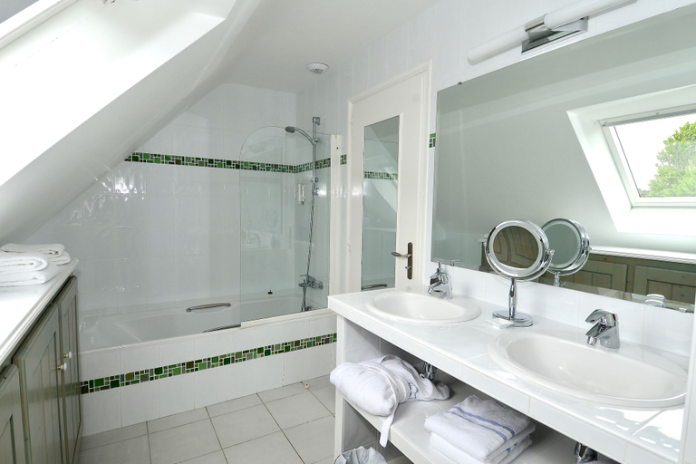 Bathroom 4, La Désirade - Hôtel, Spa et Restaurant, Morbihan