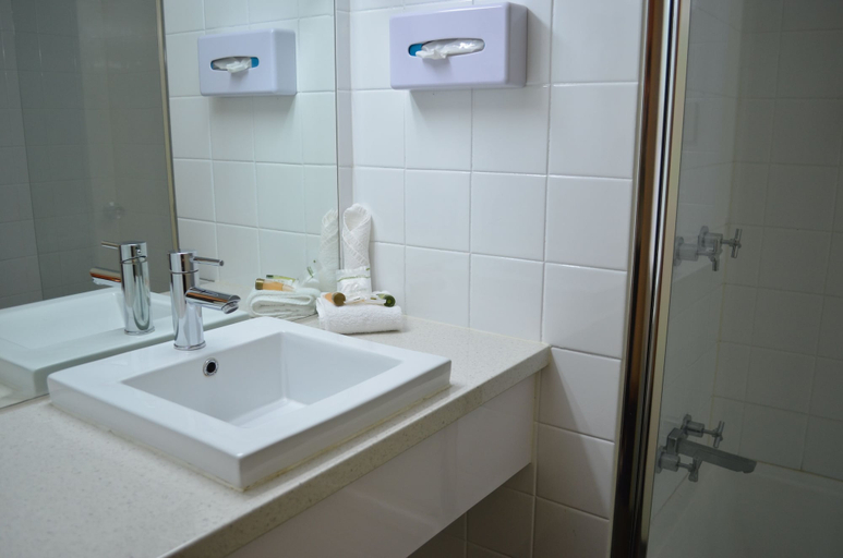 Bathroom 4, Airport Motel, Hamilton