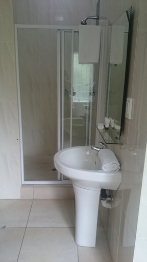 Bathroom 4, Global Village Guesthouse, Ehlanzeni