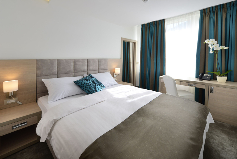 Bedroom 4, Grand Hotel Adriatic II, Opatija/Veprinac