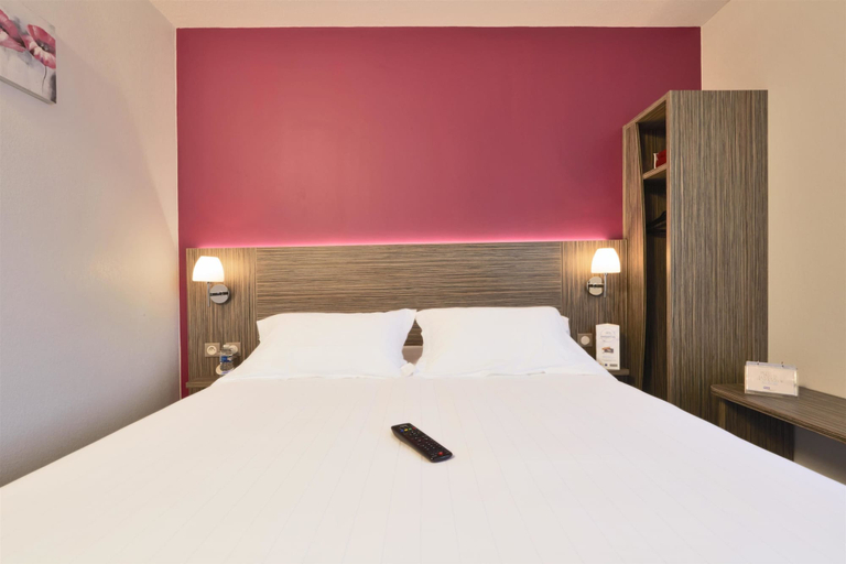 Bedroom 3, Kyriad Saint Chely d'Apcher - Aire de la Lozère, Lozère