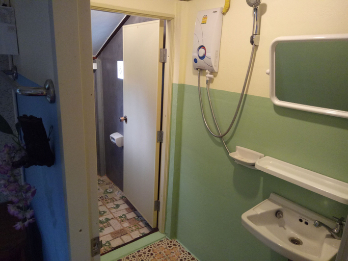 Bathroom 4, Phaiwan Baansawn Resort, Muang Chai Nat