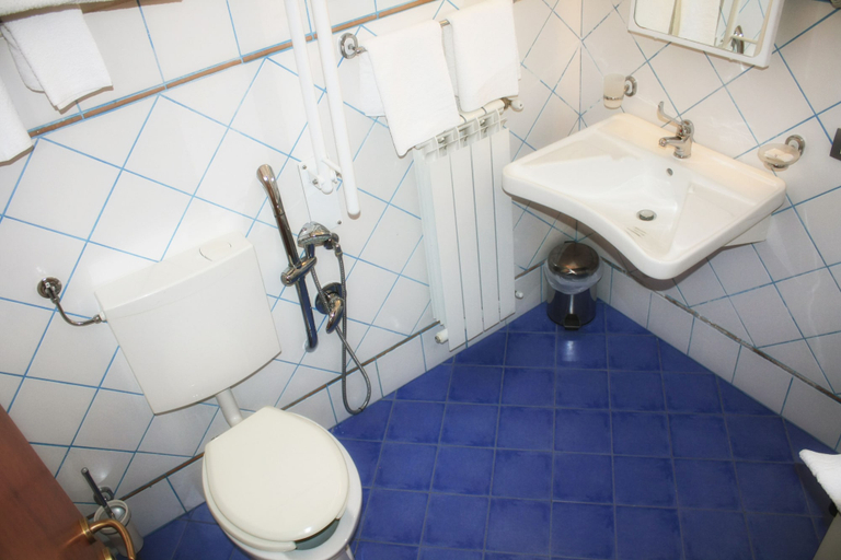 Bathroom 3, Agriturismo Case Tabarani, Palermo