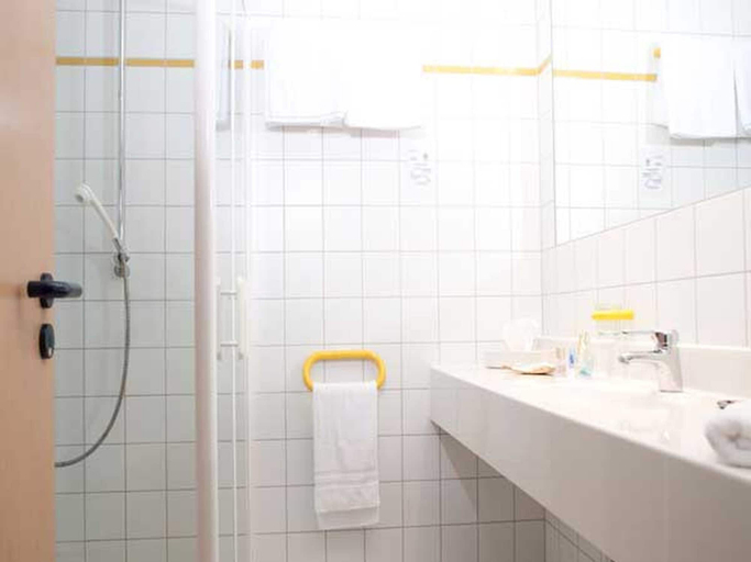 Bathroom 3, Behringers Freizeit- & Tagungshotel, Forchheim