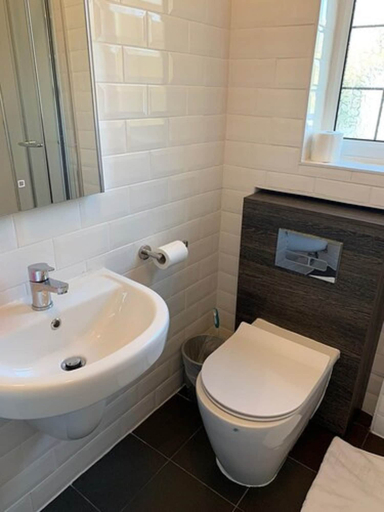 Bathroom 4, Twickenham Guest House, London
