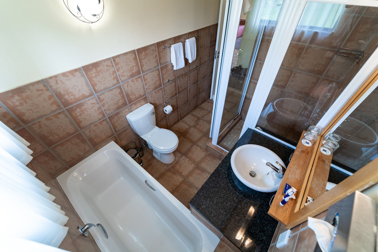 Bathroom 5, Gooderson Monks Cowl Golf Resort, Uthukela