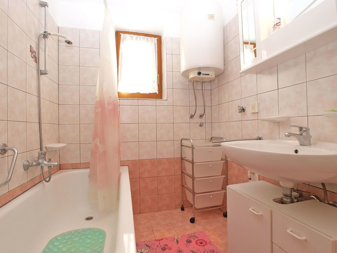 Bathroom 3, Apartment 950, Medulin