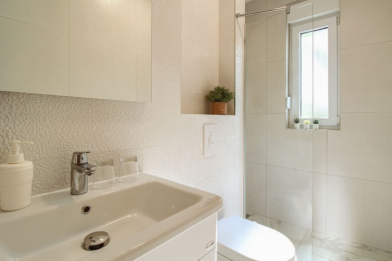 Bathroom 4, Marula, Gradac