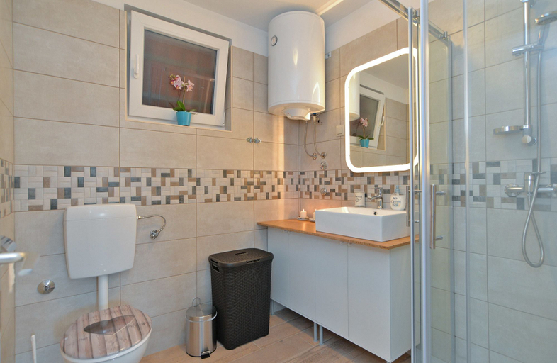 Bathroom 3, Apartment 1660, Poreč