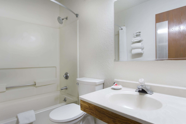 Bathroom 4, Super 8 by Wyndham Greensboro/Coliseum/Conv., Guilford