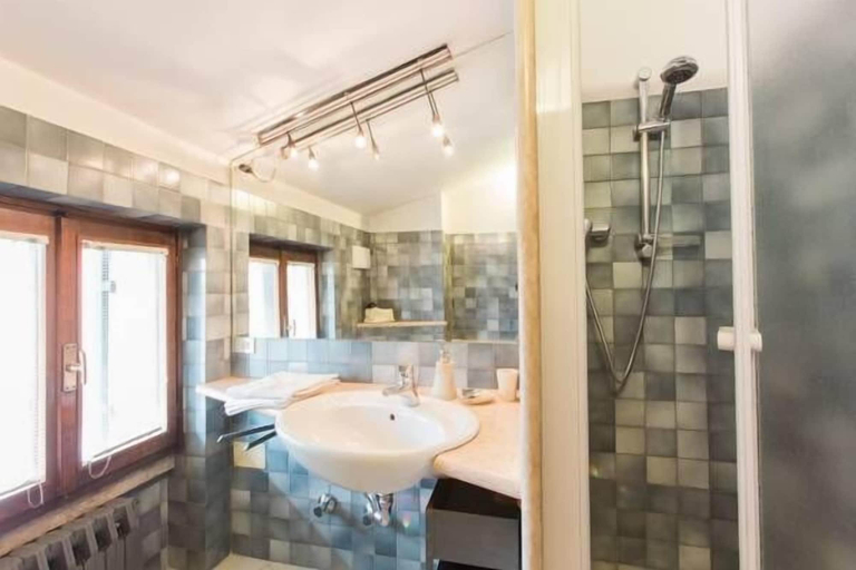 Bathroom 2, Cipriani Apartment, Verona