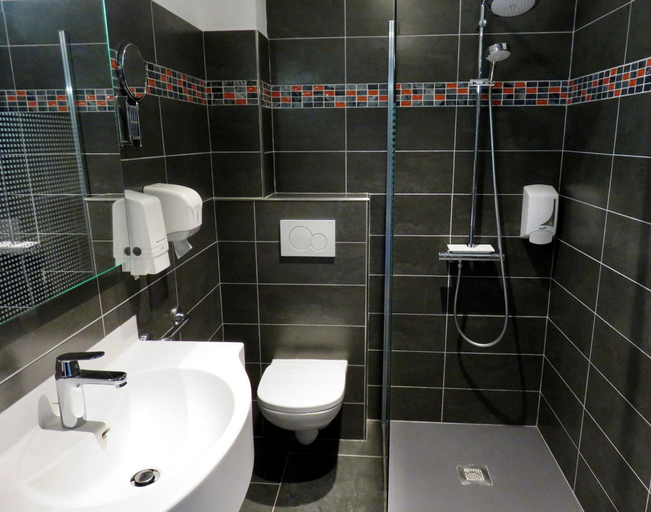 Bathroom 4, Hôtel Printania, Ille-et-Vilaine